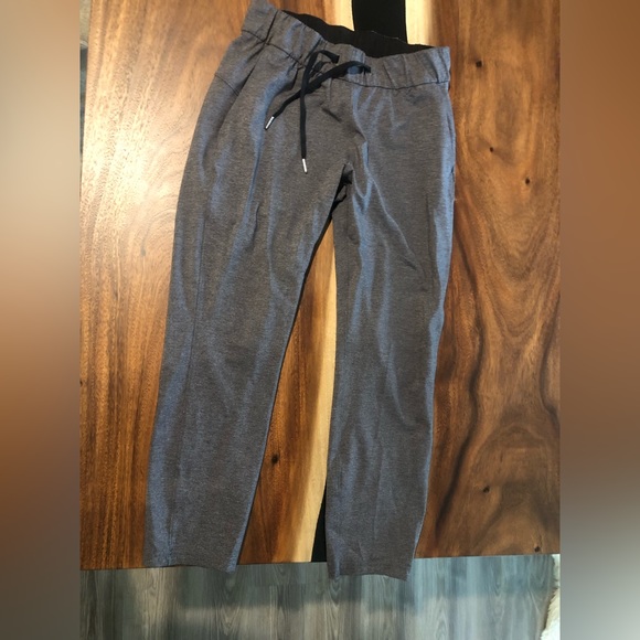Lululemon on the fly grey pant 24” great condition (luxtreme) size 4 - Picture 4 of 6